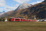 At 57806 mit einem   Alvra-Gliederzug  bei der Ausfahrt aus Bever am 26.