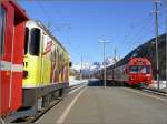 An der Umsteigestation Sagliains (Engadiner Seite des Vereinatunnels) treffen Ge 4/4 II 611  Landquart  auf Steuerwagen 1757. (19.02.2008)