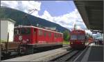 Ge 6/6 II 702  curia  wartet in Davos Dorf auf den RE1052 mit Stw 1758 nach Landquart.