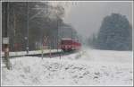 Am Ausgang der Klus bei Malans kommt S1 1513 mit Steuerwagen 1711 entgegen und wirbelt mit 90km/h den wenigen Neuschnee auf.