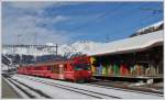 Der R1937 aus Scuol-Tarasp mit Steuerwagen 1758 an der Spitze trifft in Pontresina ein.