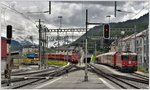 R1952 von Pontresina nach Scuol-Tarasp mit Steuerwagen 1753 und schiebender Ge 4/4 II 619  Samedan  fährt in Samedan ein.