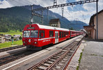 Der R 1952 (Pontresina - Scuol-Tarasp) hält mit BDt 1754 an der Spitze im Bahnhof Zuoz.