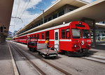 Gepäckverladung in den R 1437 nach Arosa.