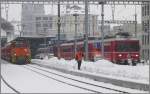 Ge 3/3 214 und Be 4/4 515 und dazwischen die Schneerumer am Bahnhof Chur.