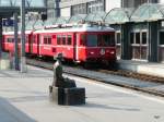 RhB - Triebwagen Be 4/4 513 und wartende Dame auf dem Perron in Thusis am 25.03.2012 