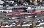 Gesehen vom Kirchhgel Mastrils. Lokdepot RhB. Davor steht ein Be 4/4 Triebwagen und R7862 (Domino) nach Ziegelbrcke fhrt ein. (25.10.2013)