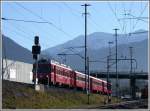 Be 4/4 Pendelzug Rhzns - Schiers verlsst den Bahnhof Untervaz und erklimmt die Steigung auf die Brcke ber die SBB Doppelspur.