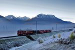 Am klirrend kalten Morgen des 16.10.2016 verlässt der  fliegende Rhätier  ABe 4/4 501 den Ort Samedan auf der Fahrt nach Bergün.