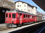 Der RhB-ABe 4/4 501 (Baujahr 1939) wartet am 1. November 2007 im Bahnhof Samedan mit zwei Haik-Güterwagen auf die Abfahrt Richtung Pontresina.