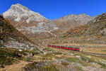 ABe 4/4 III 52 + ABe 4/4 III 54 mit BEX 975 am 21.10.2018 bei Bernina Lagalb.