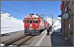 R1625 mit ABe 4/4 III 55  Diavolezza  und 51  Poschiavo  trifft in Ospizio Bernina ein, (17.04.2019)