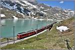 Bernina Express PE973 mit ABe 4/4 III 53  Tirano  und 52  Brusio  am Lago Bianco bei Ospizio Bernina 2253m.