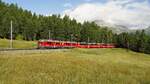 Die ABe 4/4 III 55  Diavolezza  und 52  Brusio  fahren als PE 971 von St.Moritz nach Tirano, hier kurz vor Pontresina.