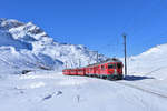 ABe 4/4 III 55 + ABe 4/4 III 51 mit einem R am 12.11.2016 bei Bernina Lagalb.