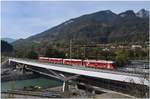 S1 1523 mit Vorortspendel nach Rhäzüns noch auf der alten Hinterrheinbrücke in Reichenau-Tamins.