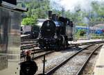 SBB Eb 3/5 Nr. 5819  HABERSACK  dampft neben die SLM E 2/2 Nr. 1 im Bahnhof Brugg vorbei. An diesem Tag gingen Tore im Bahnpark Brugg wieder  auf 