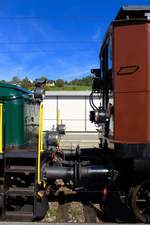 SBB Historic  Krokodil  Be 6/8 III Nr. 13302 und SBB Historic Be 4/6 Nr. 12320  Rehbock  am Mittag des 7. Oktober 2017 unter blauem Himmel auf Gleis 2 im Bahnhof Schmerikon