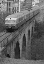 SBB Historic RAe TEE II 1053 am Freitag, 17. November 2017 auf der Fahrt von Olten zum Stadler-Werk Bussnang durchquert die 93 m lange Wildbachbrücke bei Rorbas / Embrach. 