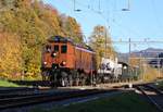 Herbstliche Impression am DVZO Fahrzeugtreffen 2017: Be 4/6 12320  Rehbock  vom SBB Historic Team Winterthur erreicht am Abend des 15. Oktober 2017 unter blauem Himmel den Bahnhof Bauma. 