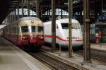 TEE II RAe 1053. Der  Gottardo  fhrt langsam aus dem Bahnhof am deutschen ICE vorbei. Da ist auch der DB Lokfhrer ein interessierter Beobachter. Basel SBB am 6.7.2007.