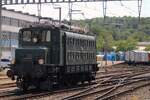 Am 23 Mai 2026 setzt SBB Historic 10664 sich vor ein Extrazug in Brugg AG.