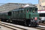 SBB Historic 10664 steht am 24 Mai 2026 in Brugg AG mit der nicht-Buchli Seite des Loks nach der Bahnsteig.