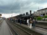 SBB Historic - von Reisenden des Dampfzuges wird der Dampfextrazug mit der Eb 3.5 5819 im Bahnhof von Wettigen Begutachtet und Fotografiert am 20.06.2010
