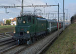 SBB: Sonderzug von SBB HISTORIC mit der Ae 3/6 I 10664, Baujahr 1926, bei einem Zwischenhalt im Bahnhof Langenthal sowie auf der Weiterfahrt beim Güterbahnhof Langenthal.