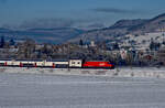 Eine SBB Re460 schiebt am 3.1.2026 eine IC-2020 Garnitur von Olten Richtung Basel durch das frisch verschneite Oberbaselbiet.