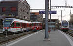Zb Historic.
ZEITREISE AM BRÜNIG.
Der BDeh 140 005 hat die Zentralbahn an zb Historic ausgeliehen. Seit dem Jahre 2014 ist er aber nur selten für Extrafahrten im Einsatz. Am 5. September 2021, am Tag der Zeitreise am Brünig stand er auf dem Streckenabschnitt Giswil – Brünig-Hasliberg, ausserhalb seiner früheren Geleise der ehemaligen Luzern-Stans-Engelberg-Bahn (LSE) im Einsatz.
Grosser Bahnhof Giswil mit der S 5 nach Luzern, dem IR Interlaken Ost sowie dem Extrazug mit BDeh 140 005 + ABt 924.
Foto: Walter Ruetsch  
