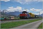 Die SBB Cargo Eem 923 013-7 ist kurz vor Aigle mit einem kurzen Güterzug unterwegs. Neben dem Blick in die Waadtländer Alpen in der Ferne lohnt  auch der Blick in TPC Depot im linkne Bildteil.
12. April 2018