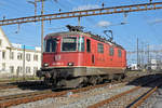 Re 420 292-5 durchfährt solo den Bahnhof Pratteln.