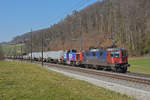 Am 01.03.2021 schleppt die Re 420 246-1 die Am 843 066-2 Richtung Bahnhof Tecknau.
