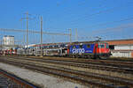 Re 420 247-9 durchfährt den Bahnhof Pratteln.