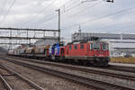 Re 430 370-7 schleppt die Am 843 075-3 durch den Bahnhof Rupperswil.