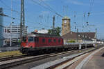 Re 620 066-1 durchfährt den badischen Bahnhof.