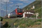 Ziemlich Bild f�llend zeigt sich die von SBB Cargo angemietete 193 074 mit ihrem langen G�terzug bei Ligerz bei Kilometer 94.5.