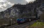 SBBCI 193 517 mit ihrem Container Zug vor Istein gen Basel am 14.03.2020
