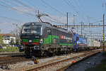 Doppeltraktion, mit den Siemens Vectron 193 256-5 und 193 523-8 durchfährt den Bahnhof Pratteln.