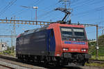 Re 482 022-1 durchfährt solo den Bahnhof Pratteln.