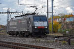 Lok 189 108-4 durchfährt solo den Bahnhof Pratteln.