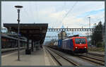 474 016 der SBB Cargo wartet am 23.04.2022 im Bahnhof Arth-Goldau auf die Überholung durch einen anderen Zug.