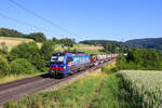 Die Br 193 525  Hollandpiercer  fährt mit einem Güterzug durch Hornussen Richtung Italien.