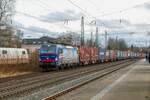 193 525 SBB Cargo mit Containerzug in Hilden, Februar 2024.