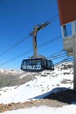 Die blaue Gondel der Luftseilbahn Diavolezza erreicht gerade die Bergstation, 28. Juni 2016