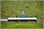 Nicht überall hängt sie hoch in der Luft, die Kabine der Arosa-Weisshorn-Bahn, etwas oberhalb der Mittelstation. (06.07.2016)