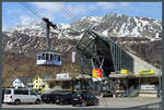 In Andermatt startet die Seilbahn auf dem Gemsstock, der ein beliebtes Skigebiet ist. Hier ist die Talstation in Andermatt mit einer einfahrenden Gondel zu sehen. (21.04.2022)
