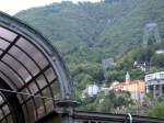 Auch von der Schiffsstation Locarno aus sind diese riesigen Masten der Luftseilbahn Orselina - Cardada zu sehen. (05.08.2006)