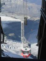 Die Luftseilbahn  Trockener Steg-Klein Matterhorn  kurz vor der Bergstation am 16.9.2007.Diese ist die Hchstgelegendste von Europa, 3883 M..M.